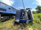 На залізниці в Закарпатській області зіткнулися пасажирський потяг і вантажний автомобіль. Скалічилися п’ятеро людей
