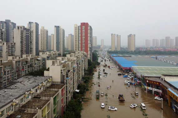 Вид з повітря на затоплену дорогу після проливного дощу в Чженчжоу, провінція Хенань, Китай