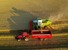 Французский фермер собирает пшеницу на закате в Тун-Левек, на севере Франции