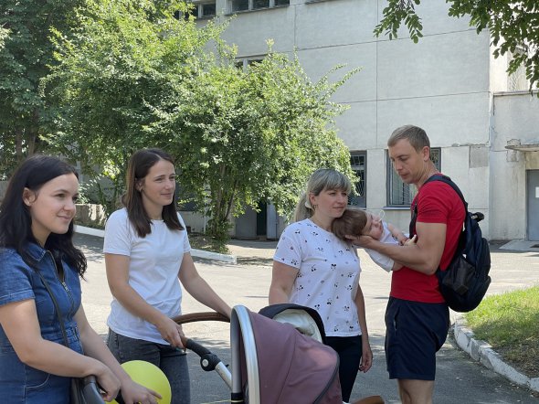 Батьки з дітьми перебувають під наглядом лікарів.