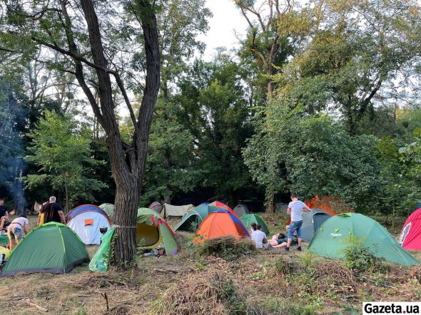 Тут встановили понад 30 наметів.