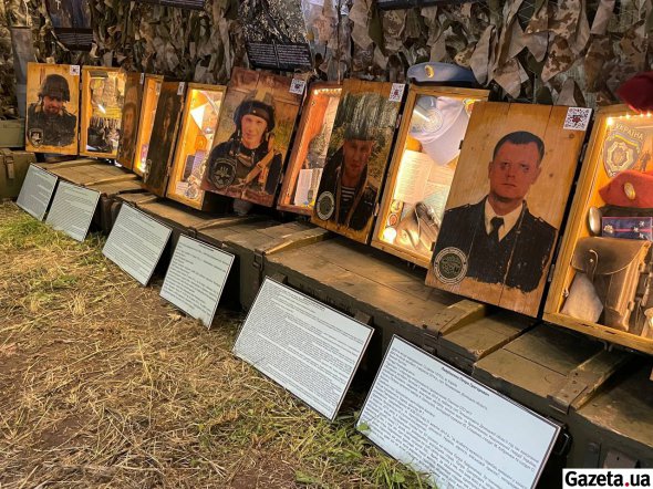 В палатке памяти можно отметить бойцов АТО. Здесь находятся вещи погибших.