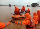 Рятувальники працюють на місці повені 