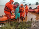 Спасатели работают на месте наводнения 