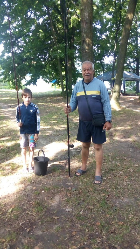 Гайсинчанин Игорь Поляруш с внуком Богданом за час рыбалки поймали несколько карасей и лещей