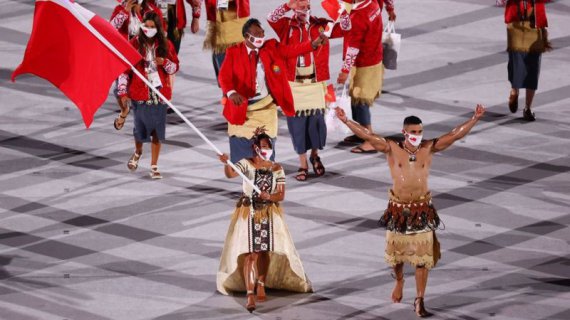 Знаменосец из королевства Тонга завоевал сердца зрителей своим торсом.