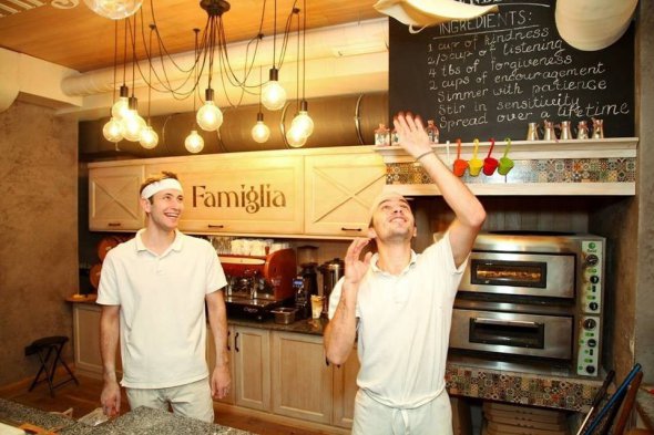 Ресторан Ла Фамілія пропонує великий вибір смачної піци у м. Львів. Замовляйте доставку або завітайте в заклад, щоб оцінити смак піци