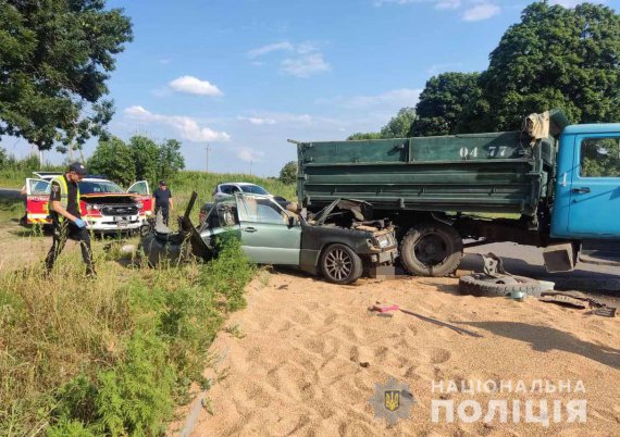 На Вінниччині      45-річний водій   Mercedes влетів  під вантажівку.  Загинув разом із   15-річним сином