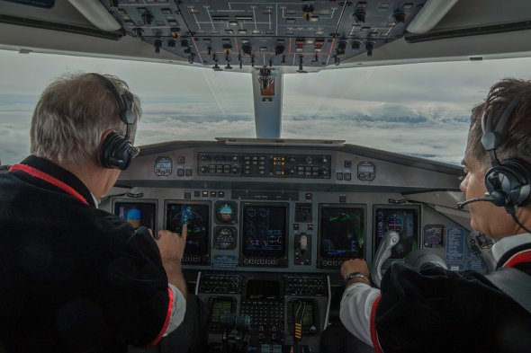 Щоб стати пілотом пасажирського літака, треба налітати не менше 150 год
