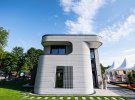 Первый жилой дом, напечатанный на 3Д принтере в Бекум, Северный Рейн-Вестфалия. Двухэтажный односемейный дом площадью 80 м² напечатано 3D-бетонным принтером. На внешнем фасаде можно увидеть даже слои бетона!