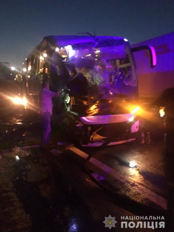 Автобус с пассажирами врезался в грузовик