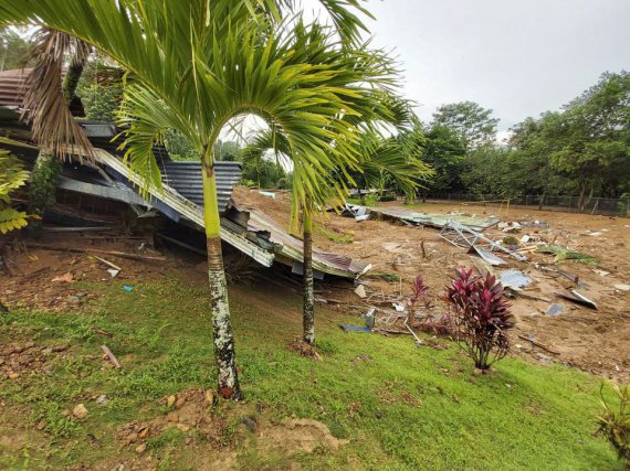 Школу повреждено селевым потоком за сильных дождей в Коста-Рике.