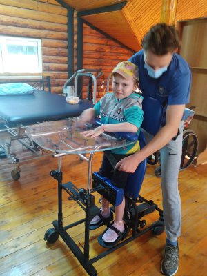 У 8-летней Оли Храпийчук из поселка Сахкамень Каменец-Подольского района Хмельницкой после операции произошел центральный нижний парапарез. Стоимость реабилитации составляет около 100 тыс.грн.