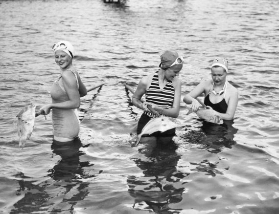 Молодые женщины ловят рыбу с помощью гарпунов на пляже Таити в Майами, 1935 год