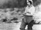 Киноактриса Дороти Себастьян ловит форель во время похода в горы в Калифорнии в конце 1920-х