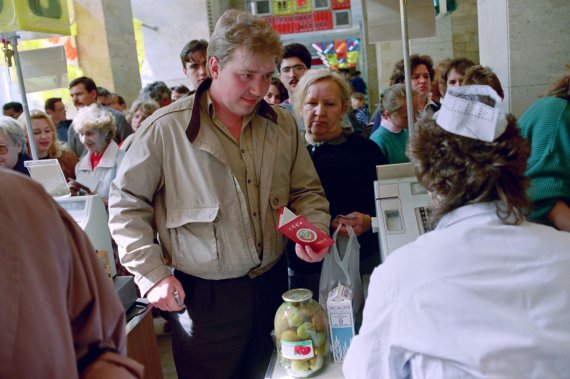Громадянин показує касирові паспорт з московською пропискою, що було необхідно зробити для покупки дефіцитних продуктів