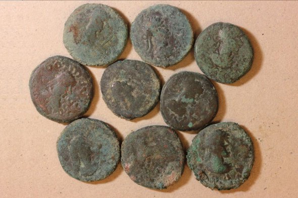 Монеты нашли в глиняном горшке