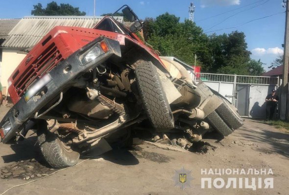 У Полтаві вантажівка провалилася під асфальт та потягла за собою легковик