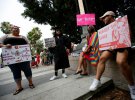 Люди держат плакаты в поддержку поп-звезды Бритни Спирс в день слушания дела об опеке в здании суда Стэнли Моск в Лос-Анджелесе, Калифорния