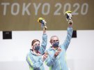 Олена Костевич та Олег Омельчук стоять на п’єдесталі у Токіо, Японія, 27 липня 2021 року. Здобули бронзу