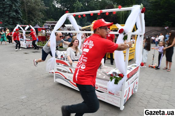 Перегони на ліжках, як у фільмі “Приборкання норовливого” з Адріано Челентано