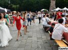 Весільна церемонія проходила по ярмарку, осипаючи молодят рисом та грошима, співаючи італійських пісень та танцюючи тарантелу