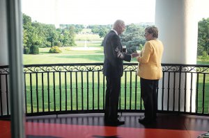 Президент Сполучених Штатів Джозеф Байден і канцлерка Німеччини Анґела Меркель стоять на балконі Білого дому 15 липня у Вашингтоні