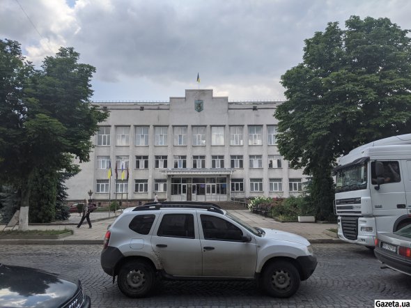 Бывшая районная администрация, сейчас горсовет Теребовли. Местные здание называют "белым домом".