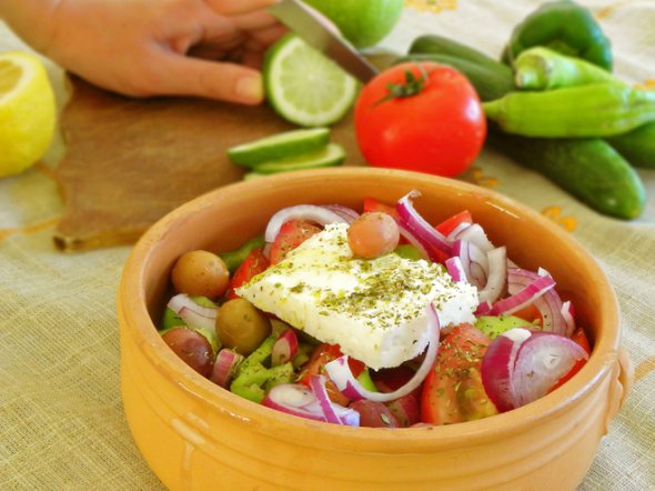 Фету для греческого салата иногда подают отдельно.