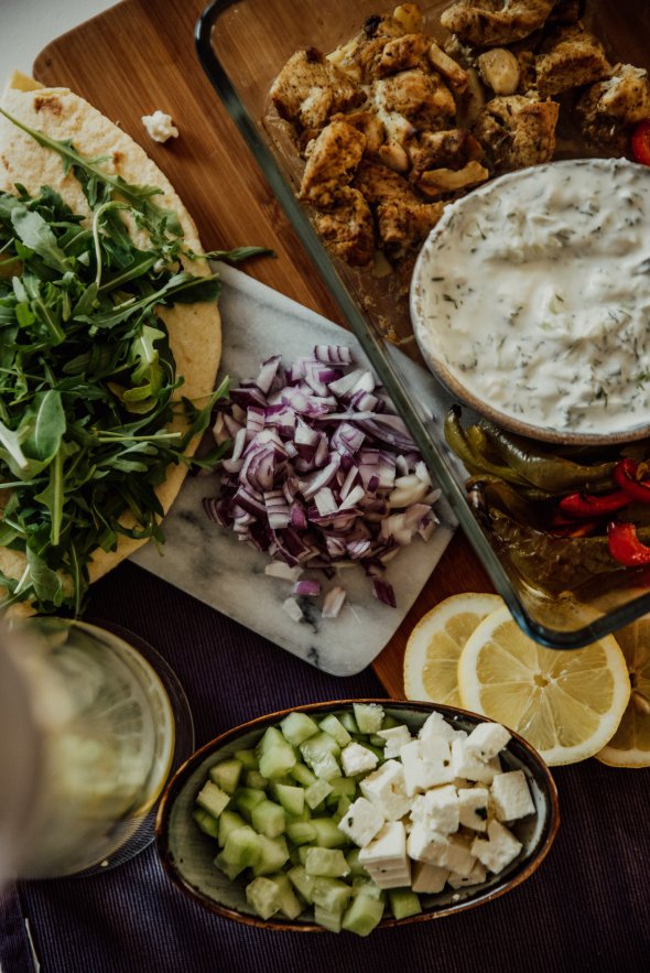 В сучасній грецькій кухні широко використовуються овочі, оливкова олія, риба та морепродукти, бобові культури, м'ясо та вино.