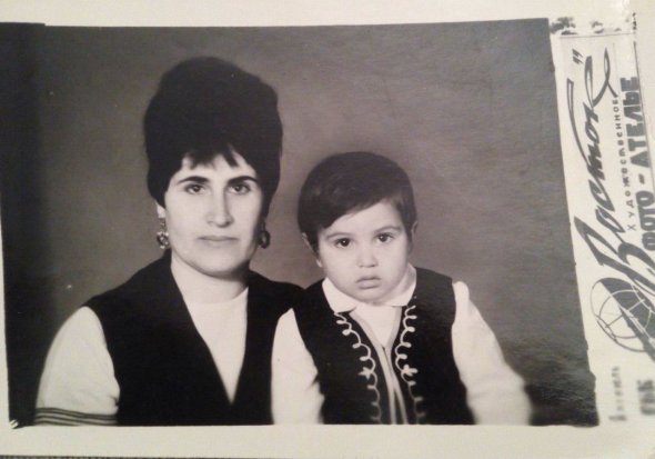 1990 семья Налбандов Суби вернулась в Крым. На фотографии Ахтем Сеитаблаев с матерью