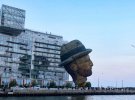 Повітряна куля висотою 28 метрів, у формі голови голландського художника-постімпресіоніста Вінсента Ван Гога, піднімається над набережною в рамках рекламної кампанії імерсивні виставки Ван Гога в Торонто, Онтаріо, Канада.