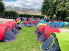 Мигранты и активисты устанавливают палаточный лагерь, чтобы привлечь внимание к условиям жизни мигрантов, Париж, Франция