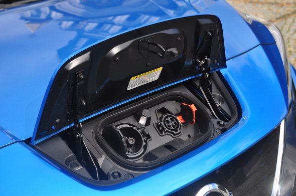 В Nissan Leaf второго поколения люк портов зарядки стал шире