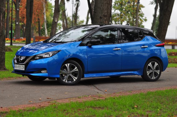 Nissan Leaf другого покоління має новий дизайн. Але деякі його елементи перегукуються із першою генерацією