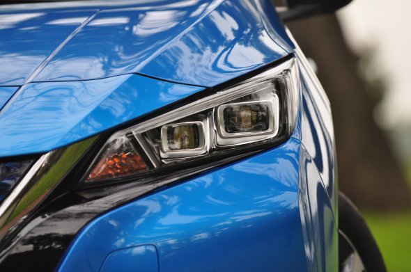 Nissan Leaf второго поколения имеет светодиодные фары и противотуманки