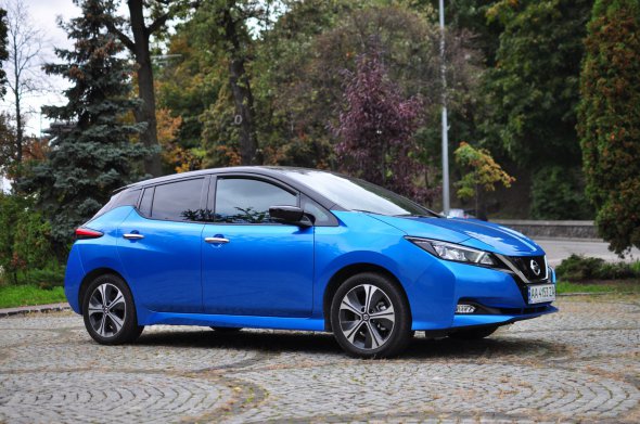 Nissan Leaf другої генерації побудований за тією ж схемою, що і перший, - під капотом розміщений електродвигун, у підлозі вмонтовані акумуляторні блоки. Привід машини - передній.