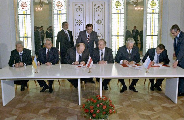 8 грудня 1991 року представники України, Росії та Білорусі підписали угоду, якою констатували припинення існування СРСР