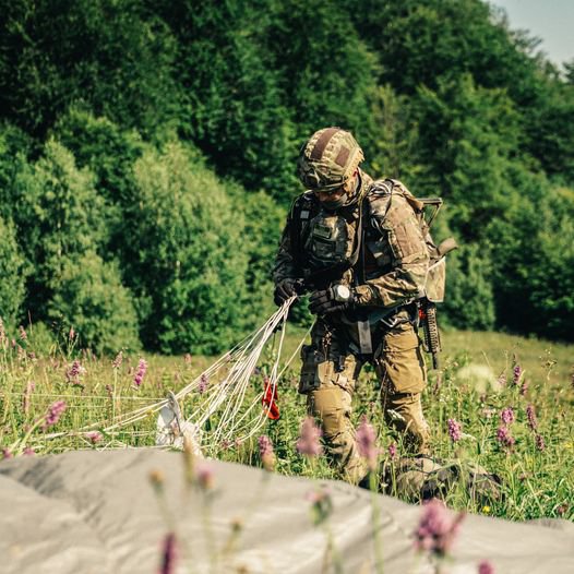 Парашютист в полной боевой амуниции, сразу после приземления