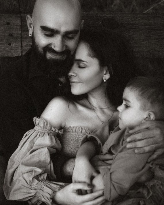Юлия Санина показала кадры с чувственной семейной фотосессии. На снимках звезда позировала с любимым Валерием Бебком и сыном Даниилом