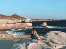 Алена Шкрум гуляла по вулканическим камням на греческом острове Милос