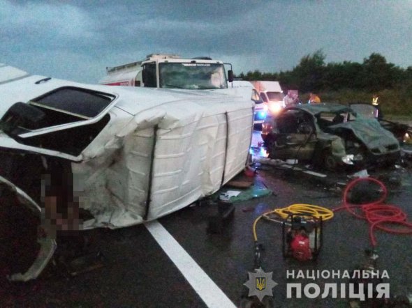 На Днепропетровщине столкнулись Volkswagen Golf, Mercedes-Benz Sprinter, Daewoo Lanos и Daf-CF 65.220. Один погибший и четверо искалеченных