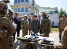 Зеленский осмотрел тактический операционный центр, современную технику и вооружение
