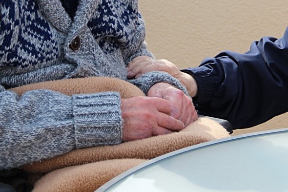 Пожилые люди хотят быть рядом с родными перед наступлением смерти