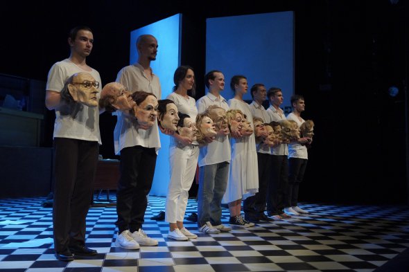 Актеры в спектакле "Моменты" играют в масках из папье-маше. Представление покажут 25 августа в Театре на левом берегу