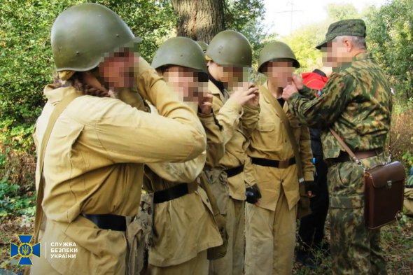 СБУ завершила розслідування щодо бойовика, який готував неповнолітніх до війни проти України. Керував "військово-патріотичним клубом" "Амазонки". Там тренували підлітків, переважно дівчат, для поповнення терористичних угруповань так званої "ДНР"
