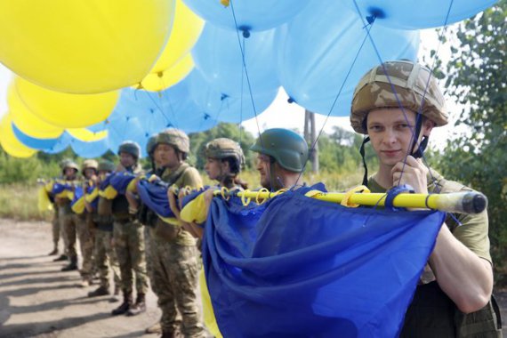 Флаг Украины запустили в небо из Авдеевки в сторону оккупированного Донецка. Фото: facebook.com/72.brigade.best