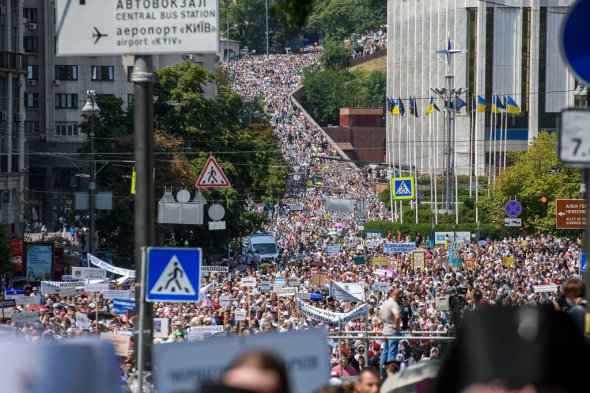 Священники РПЦ в Украине вместе с прихожанами участвуют в крестном ходе 27 июля в Киеве.