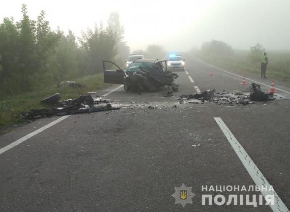 BMW на швидкості влетів у мікроавтобус