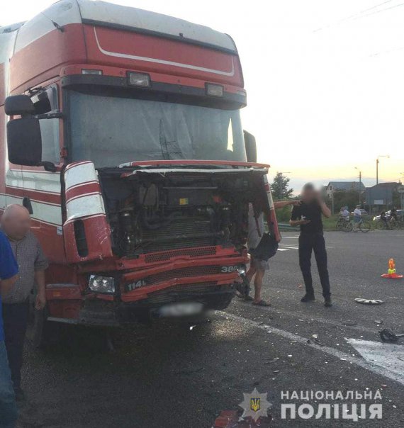 На трассе Киев-Чоп легковушка BMW влетела в грузовик Scania. 18-летняя пассажирка легковушки погибла на месте
